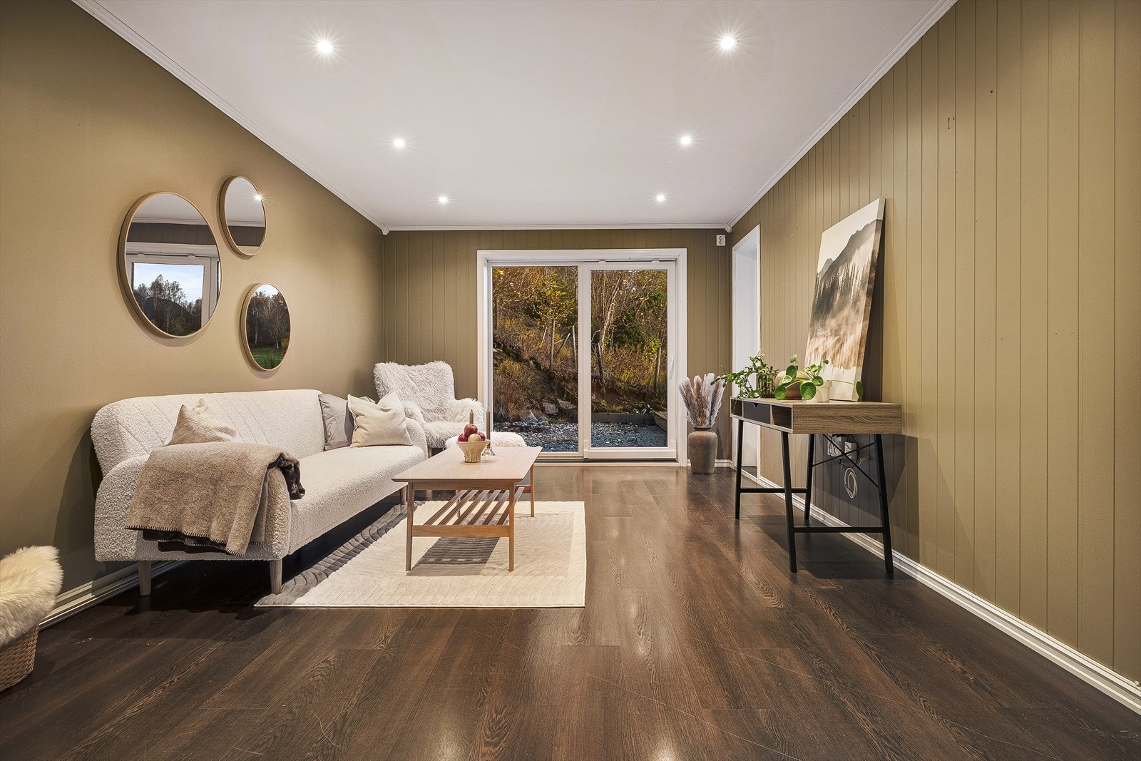 Her møter du en romslig enebolig i skjermede omgivelser på Osterøy, med flott natur i nærmeste omkrets Galleribilde