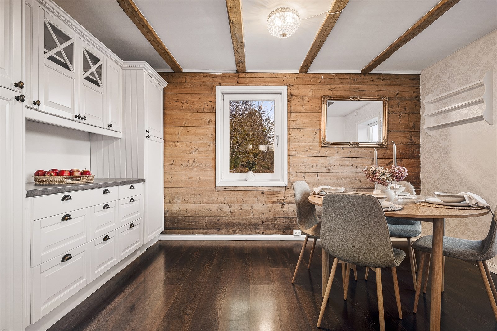 Store, flotte vinduer slipper inn rikelig med dagslys, og den eksponerte treveggen skaper en lun og fin hjemmefølelse Galleribilde