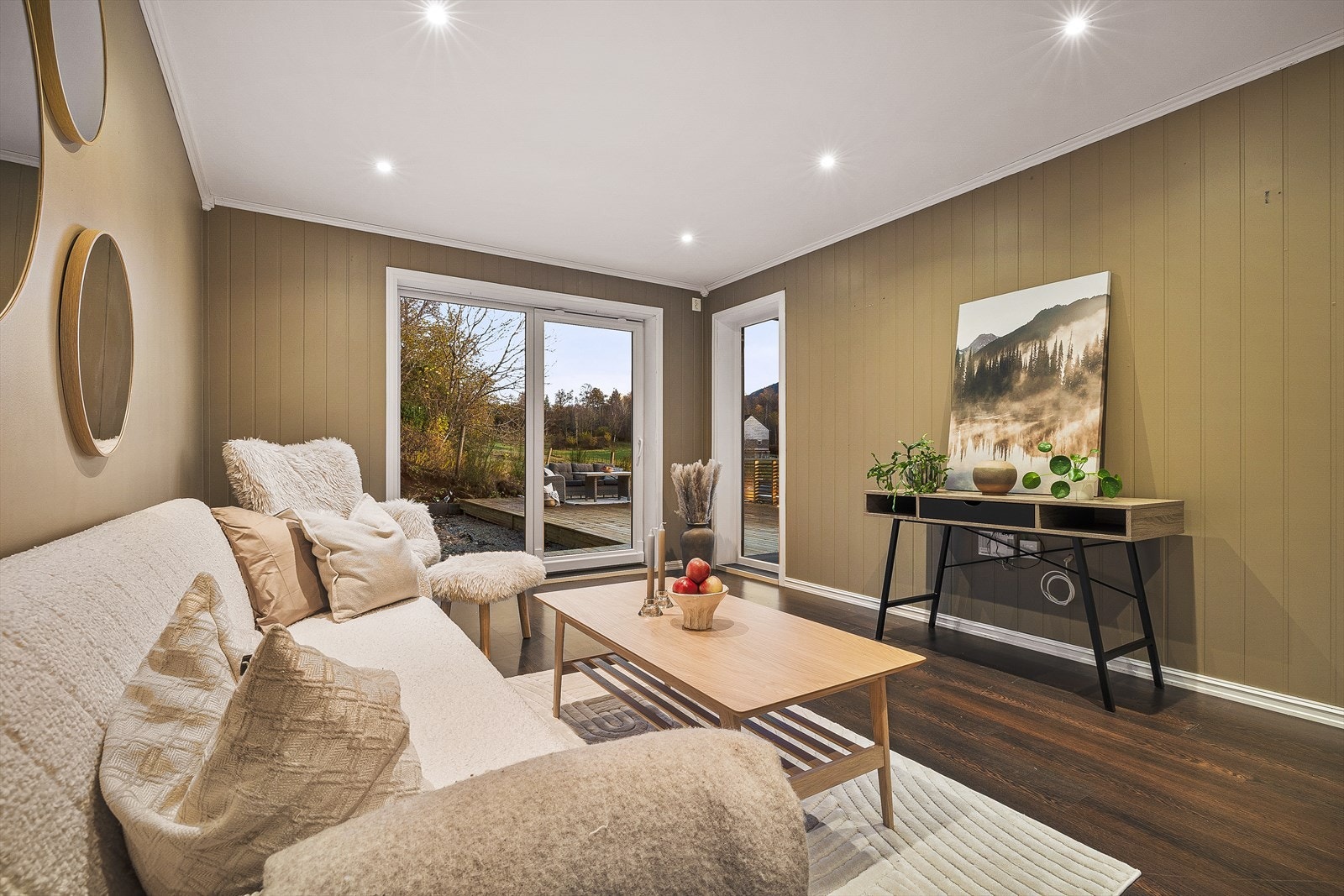 Stuen har med sin store altandør direkte tilkomst til eiendommens største terrasse Galleribilde