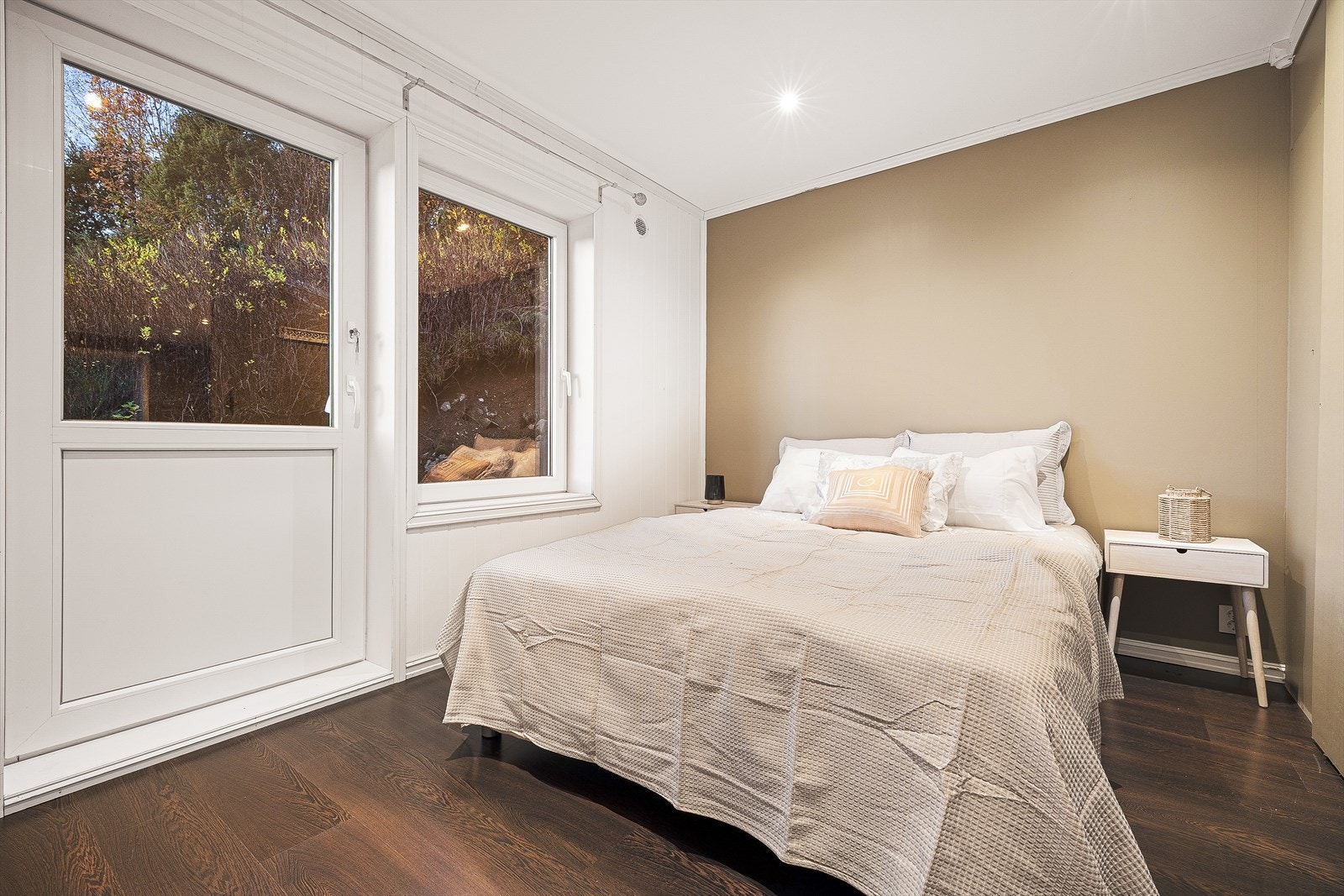 Rommet måler 9,5m² med god plass til dobbeltseng. Herfra kommer en seg også ut til boligens andre terrasse Galleribilde