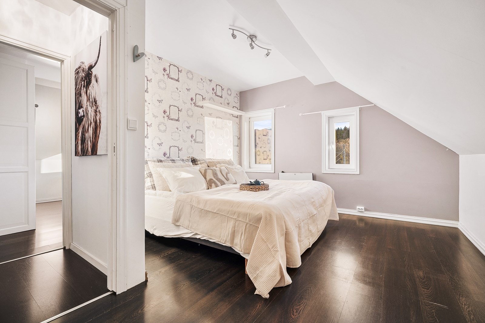 Hovedsoverommet måler også 11m². Her har man god plass til å sette inn det en ønsker av møbler Galleribilde