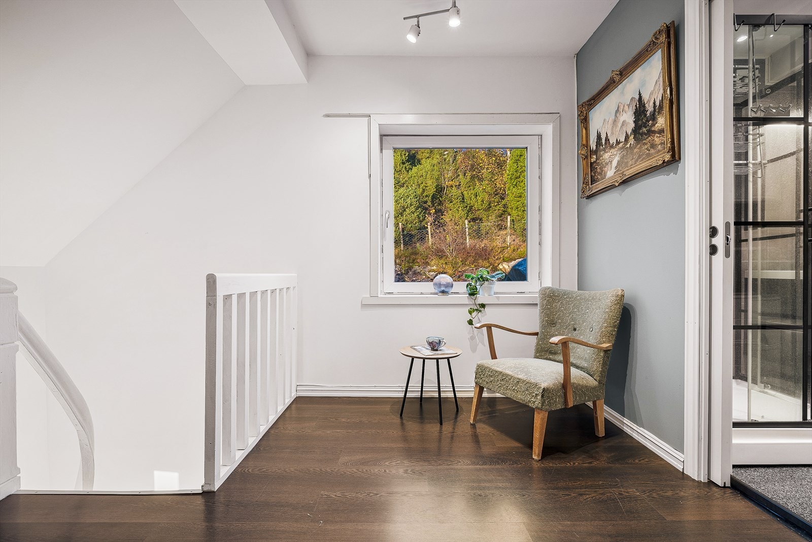 Går du opp trappen, blir du møtt av et lyst og romslig gangparti som binder sammen rommene på en sømløs måte. Her finnes boligens siste to soverom, samt det andre baderommet Galleribilde