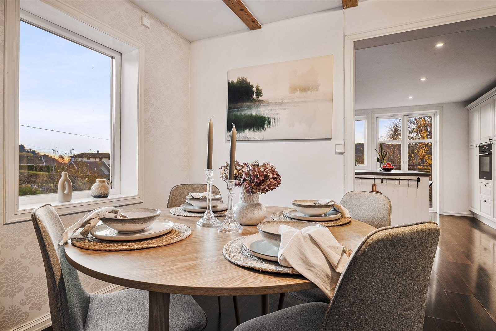 Spisestuen er stor og romslig, og måler 11,4m². Det er rikelig med plass til å innrede med den sittegruppen en vil ha Galleribilde