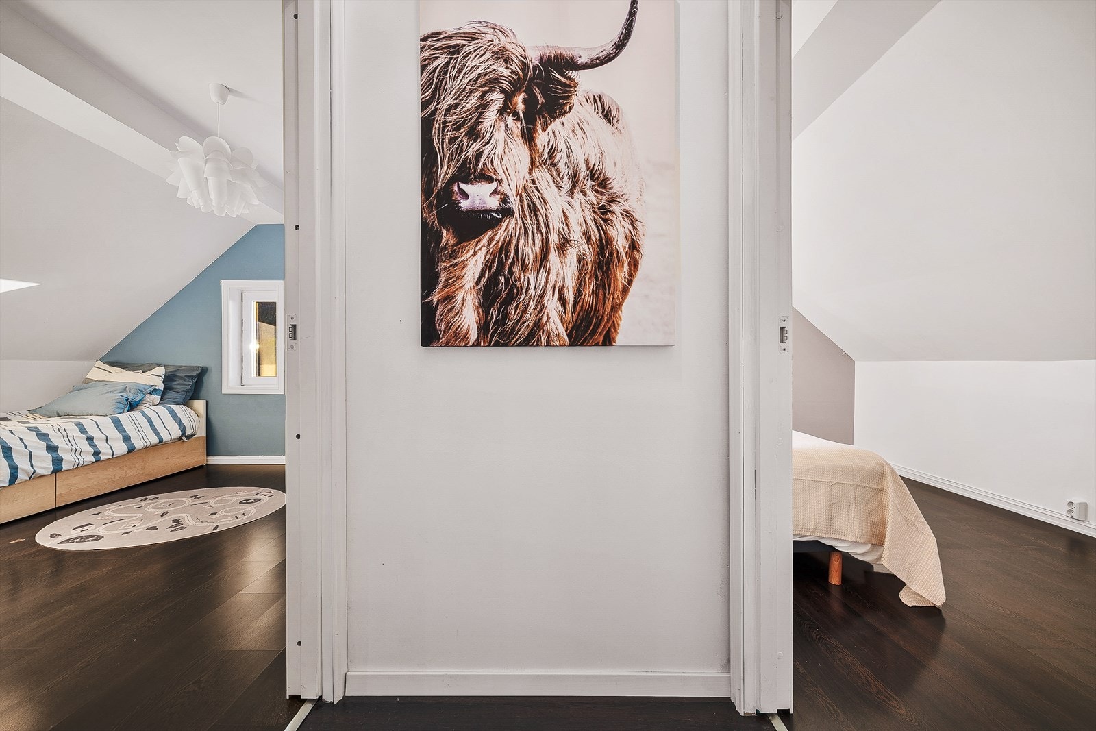 Den lille gangen mellom rommene gjør at de føles mer separate fra hverandre, til tross for at de er vegg i vegg Galleribilde