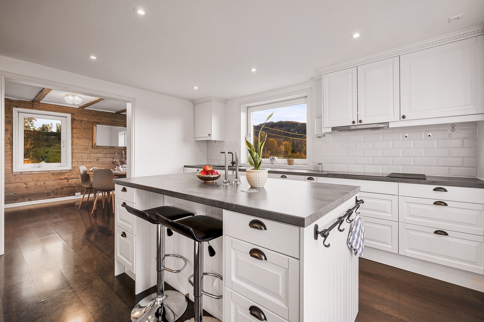 Kjøkkenet måler 17m², og har en flott kjøkkenøy som passer som et naturlig møtepunkt i midten av rommet Galleribilde