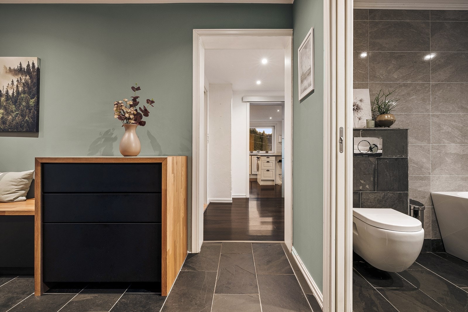 I enden av entréen finner vi boligens første bad, som er sentralt plassert i forhold til 1. Etasjens andre rom Galleribilde