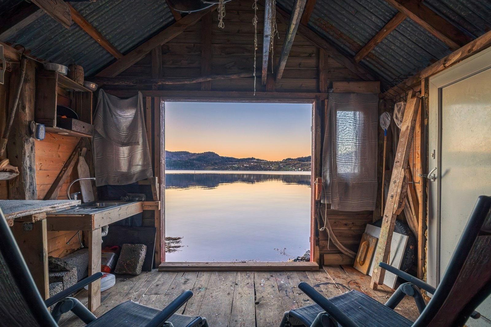 Boligen har et tilhørende naust flott plassert ved foten av Osterfjorden Galleribilde