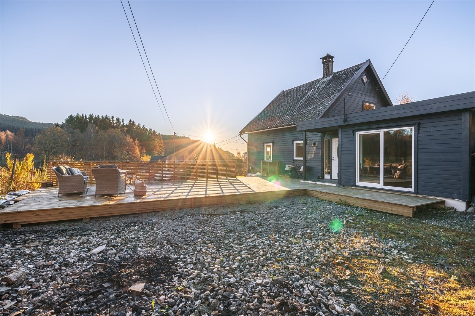 Uteplassen har stort potensial, og venter bare på noen grønne fingre og personlige detaljer Galleribilde