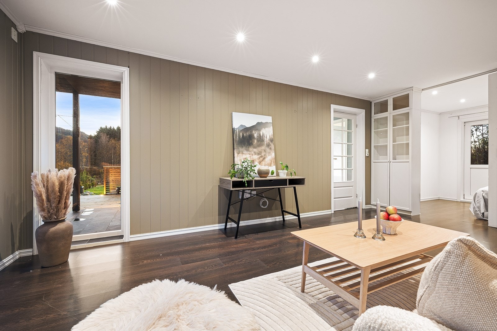 Stuen har store vinduer som slipper inn rikelig med dagslys. Både stuen og soverommet har varmekabler i gulv Galleribilde