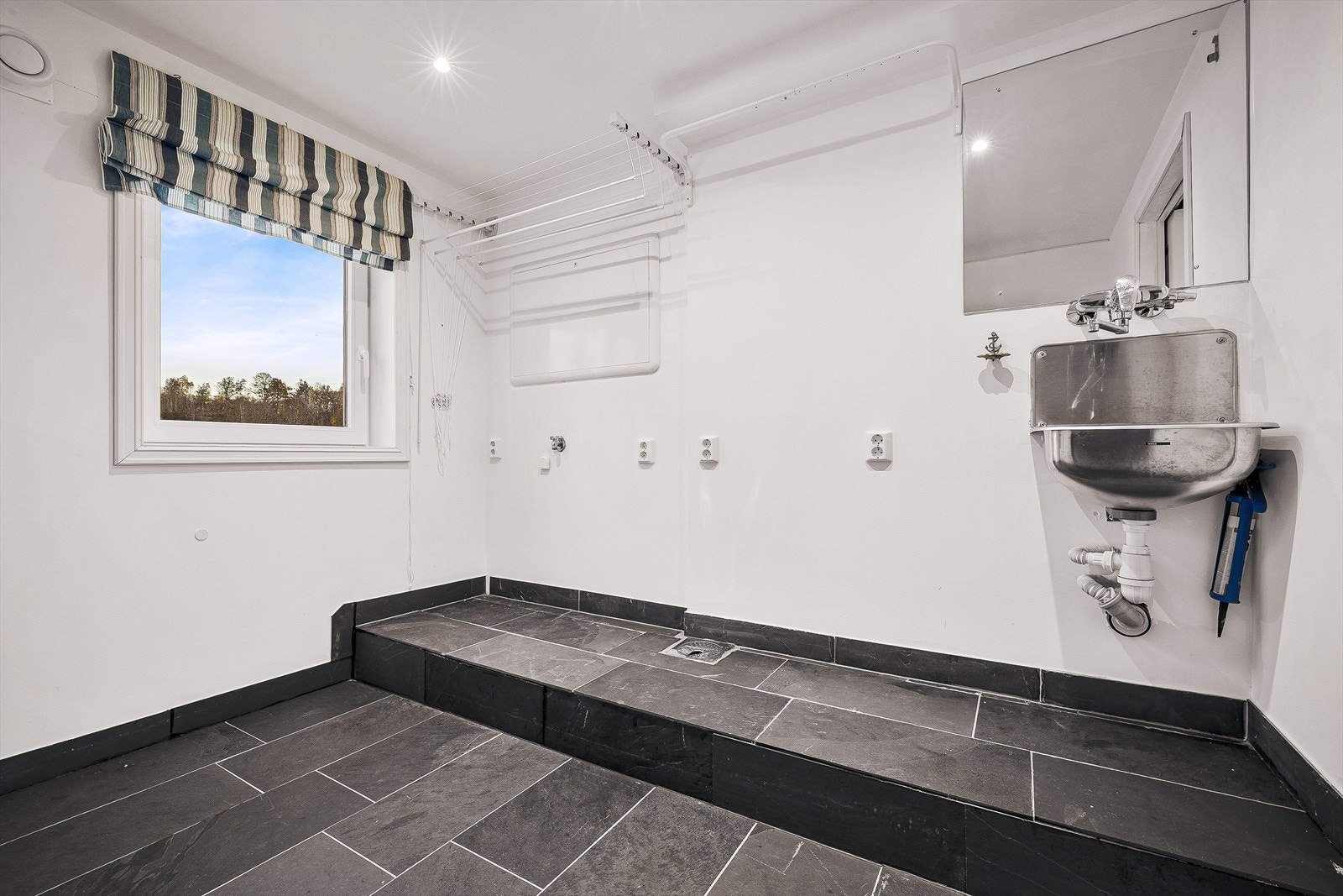 Vaskerommet måler 6,9m² og rommer både vaskemaskin og tørketrommel, i tillegg til god mulighet for oppheng og tørking av tøy Galleribilde