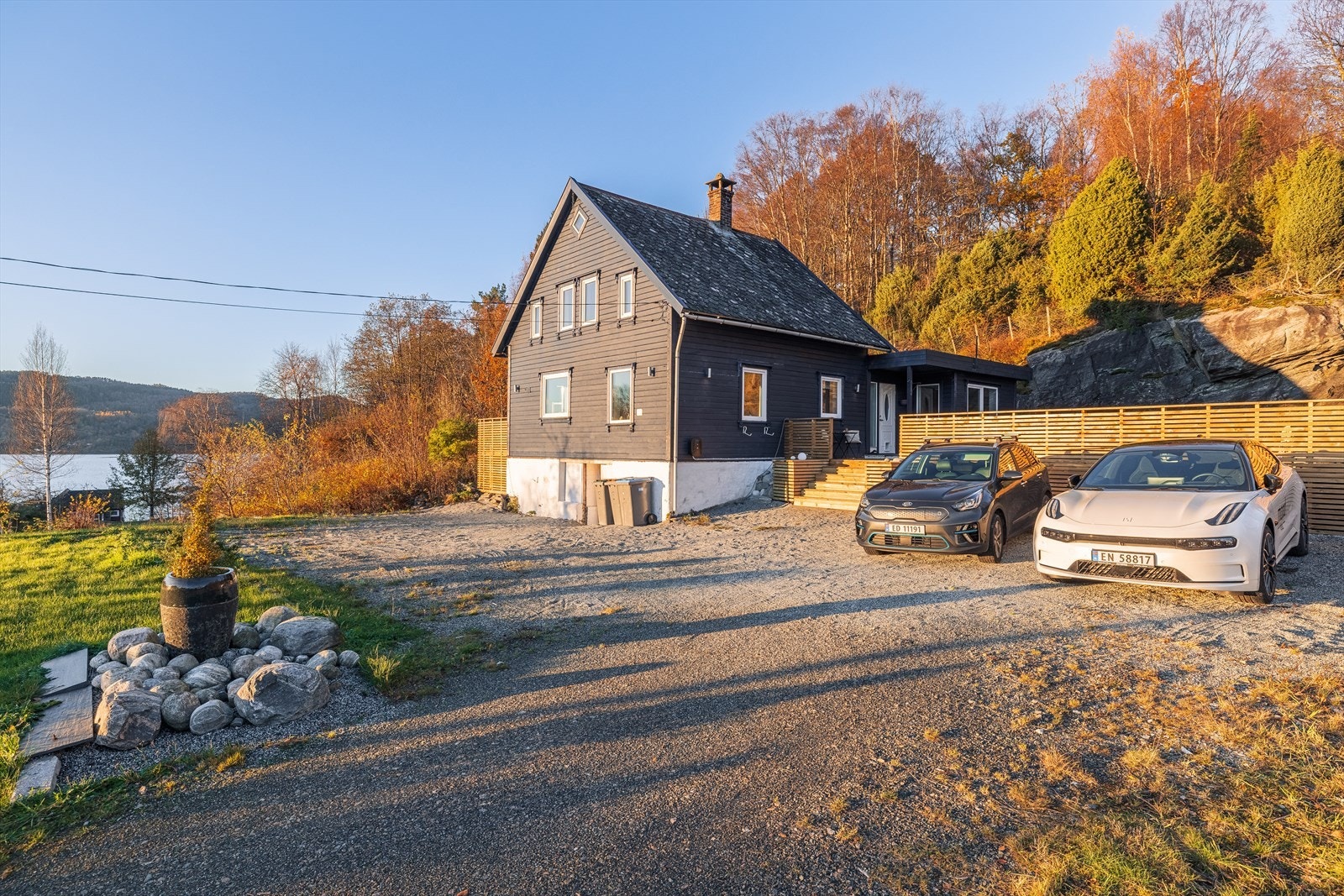 Her er det god parkeringsplass til flere biler, både til deg og dine besøkende Galleribilde