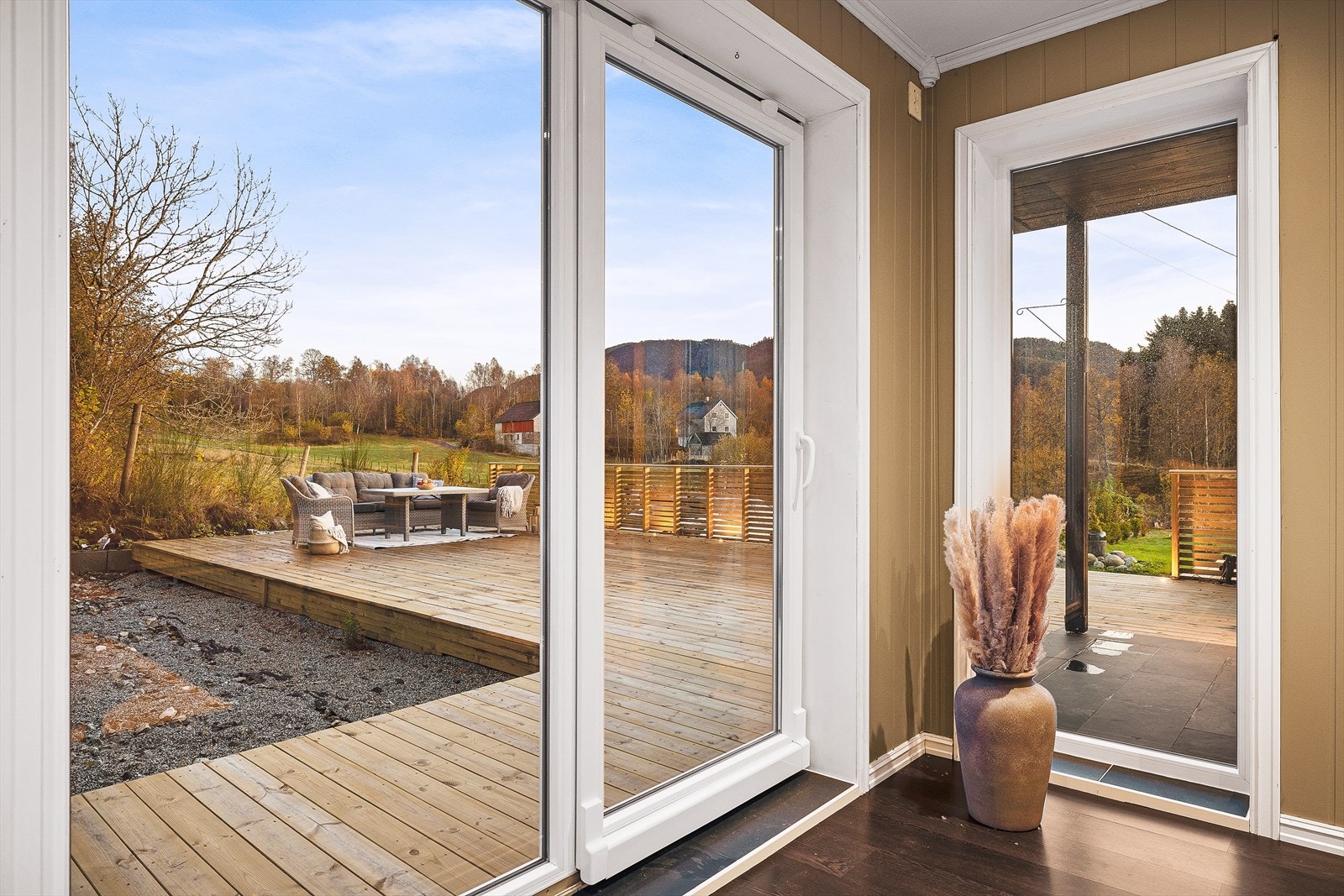 Boligen har til sammen 90m² med terrasseareal, og den største av de er med hovedinngangen Galleribilde