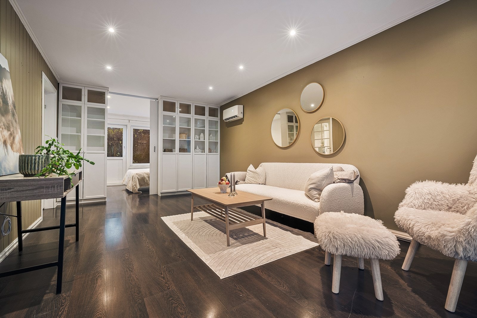 Stuen måler 21,4m². Her er det mulighet for å innrede med en stor sofagruppe, eller hva enn en måtte ønske. Stuen har fått installert varmepumpe som varmer godt opp Galleribilde