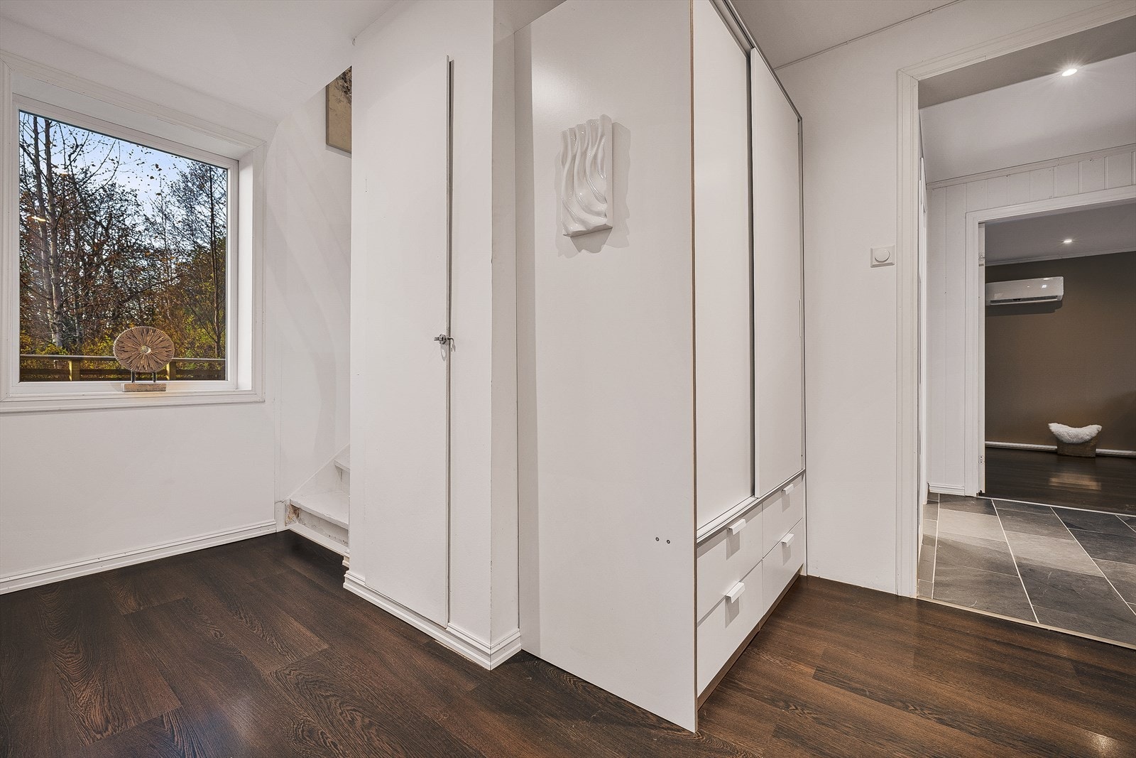 Gangen er utrustet med et integrert skap. Det er også satt inn et ekstra frittstående skap som gir mer lagringsplass Galleribilde