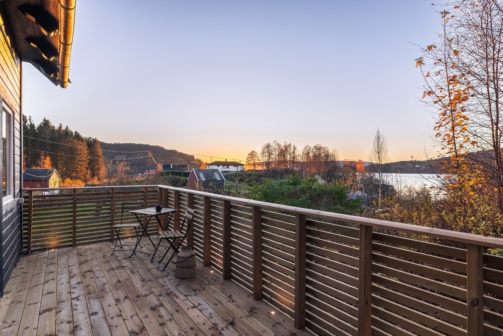 Terrassen gir deg en flott utsikt over Osterfjorden. Her kan en nyte flotte solnedganger i rolige og fine omgivelser Galleribilde