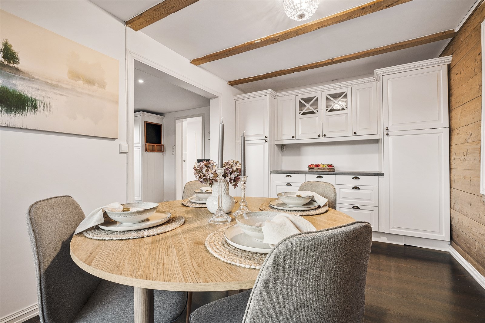 Det er også lagt inn ekstra skap til alt av servise og kjøkkenutstyr en trenger Galleribilde