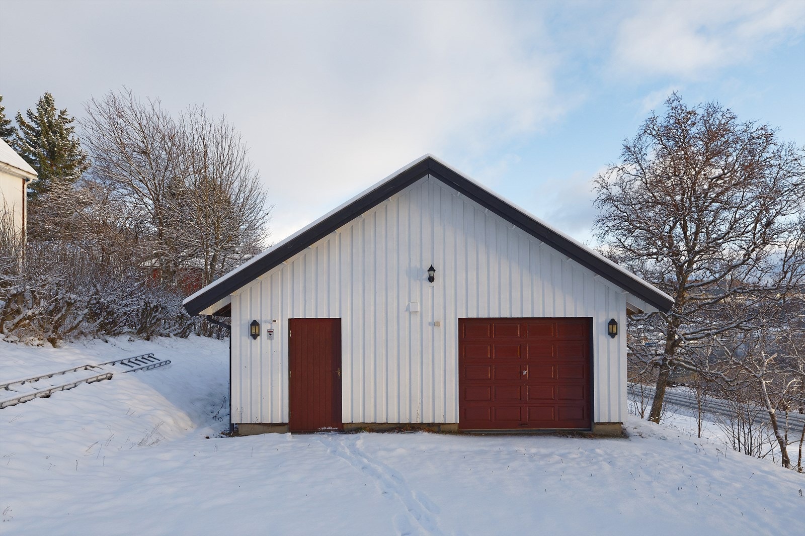 Garasjen har innlagt strøm og lys med fordelerskap i garasjerommet Galleribilde