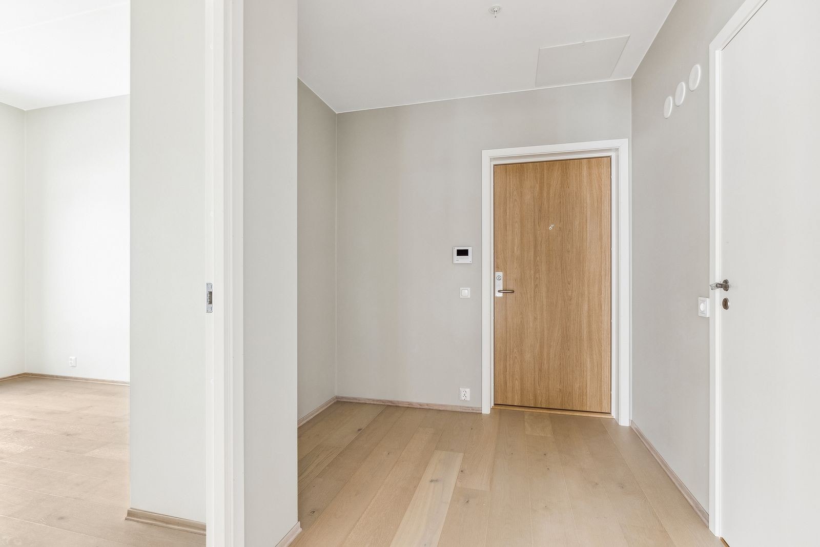 Entre - romslig med gode muligheter for å oppbevare yttertøy. Galleribilde