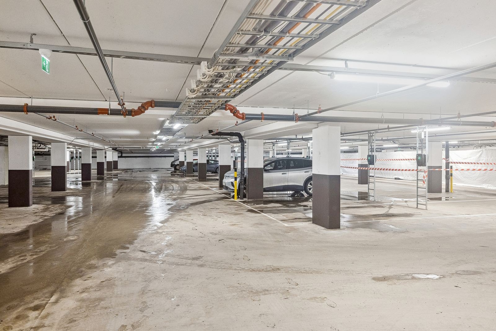 Garasje - garasjeplass i kjeller med lader kan leies for kr 1000,- i tillegg. Galleribilde