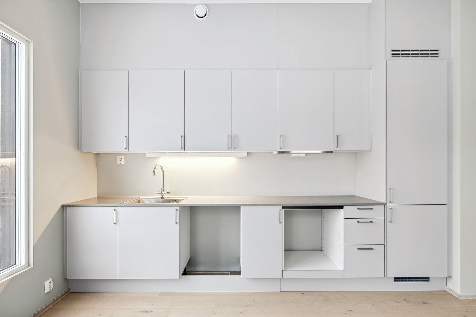 Kjøkken - flott kjøkken hvor det er satt inn oppvaskmaskin, komfyr/platetopp og kjøl/frys. Galleribilde