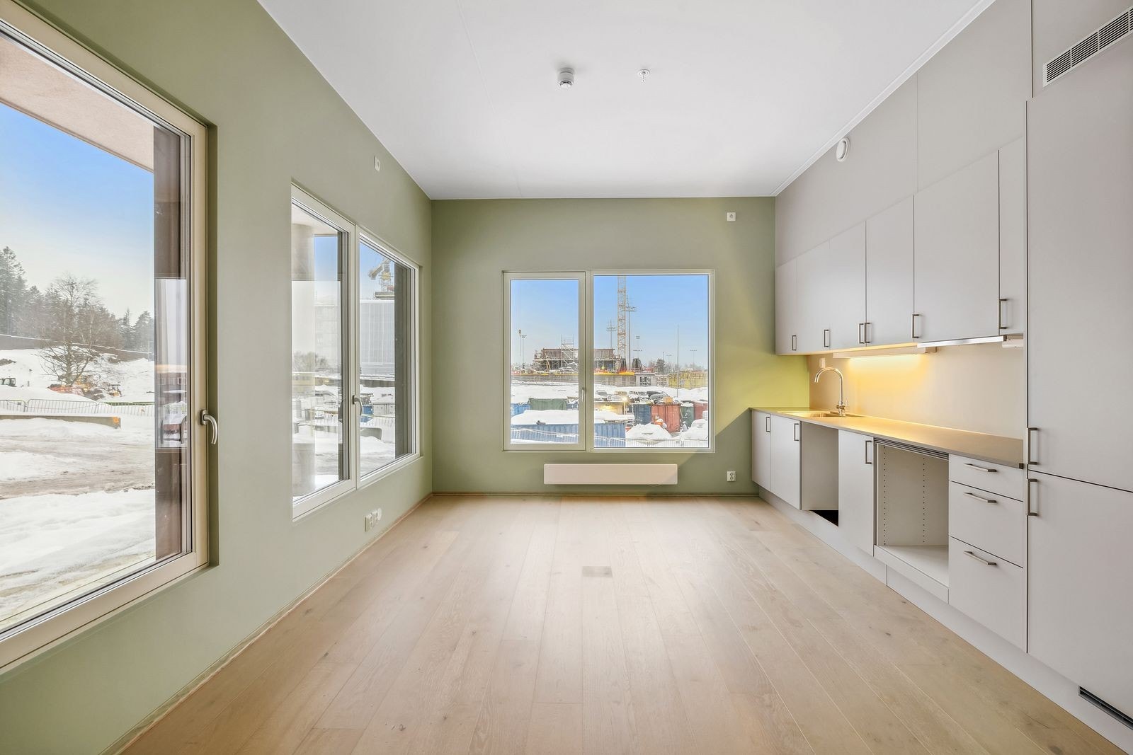 Stue/kjøkken - hjørneleilighet med store vindusflater gir mye naturlig lys. Galleribilde