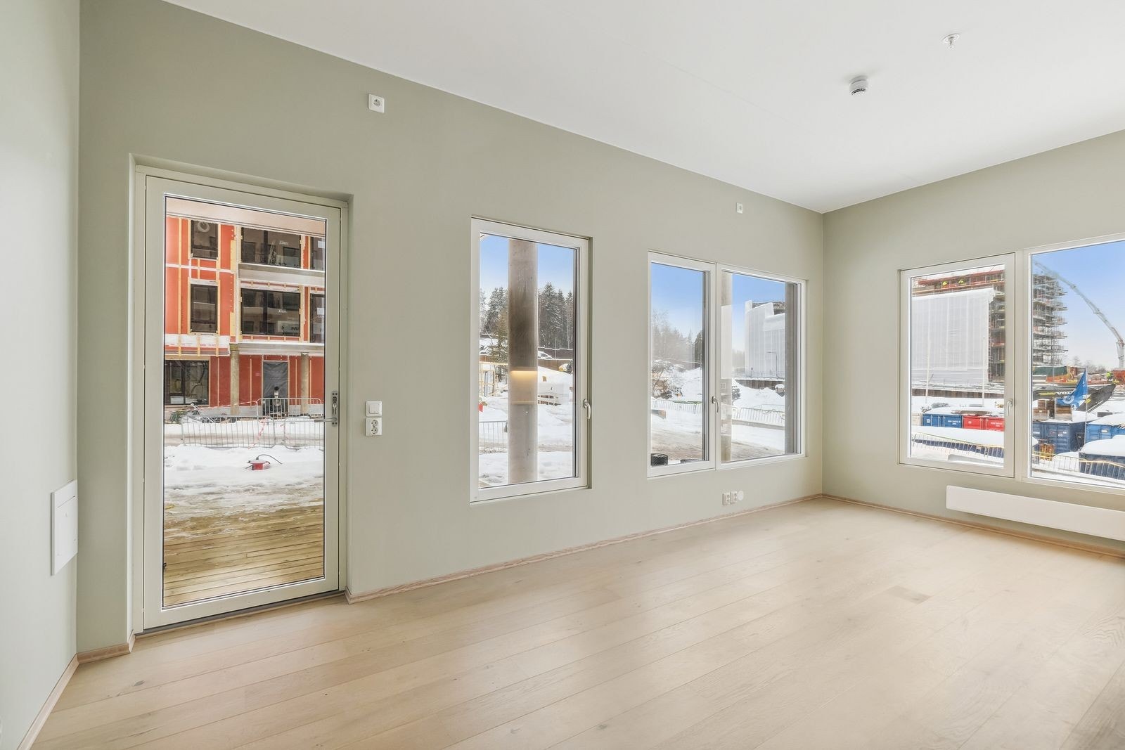 Stue - lys og romslig stue med utgang til stor terrasse på ca 30m2. Galleribilde