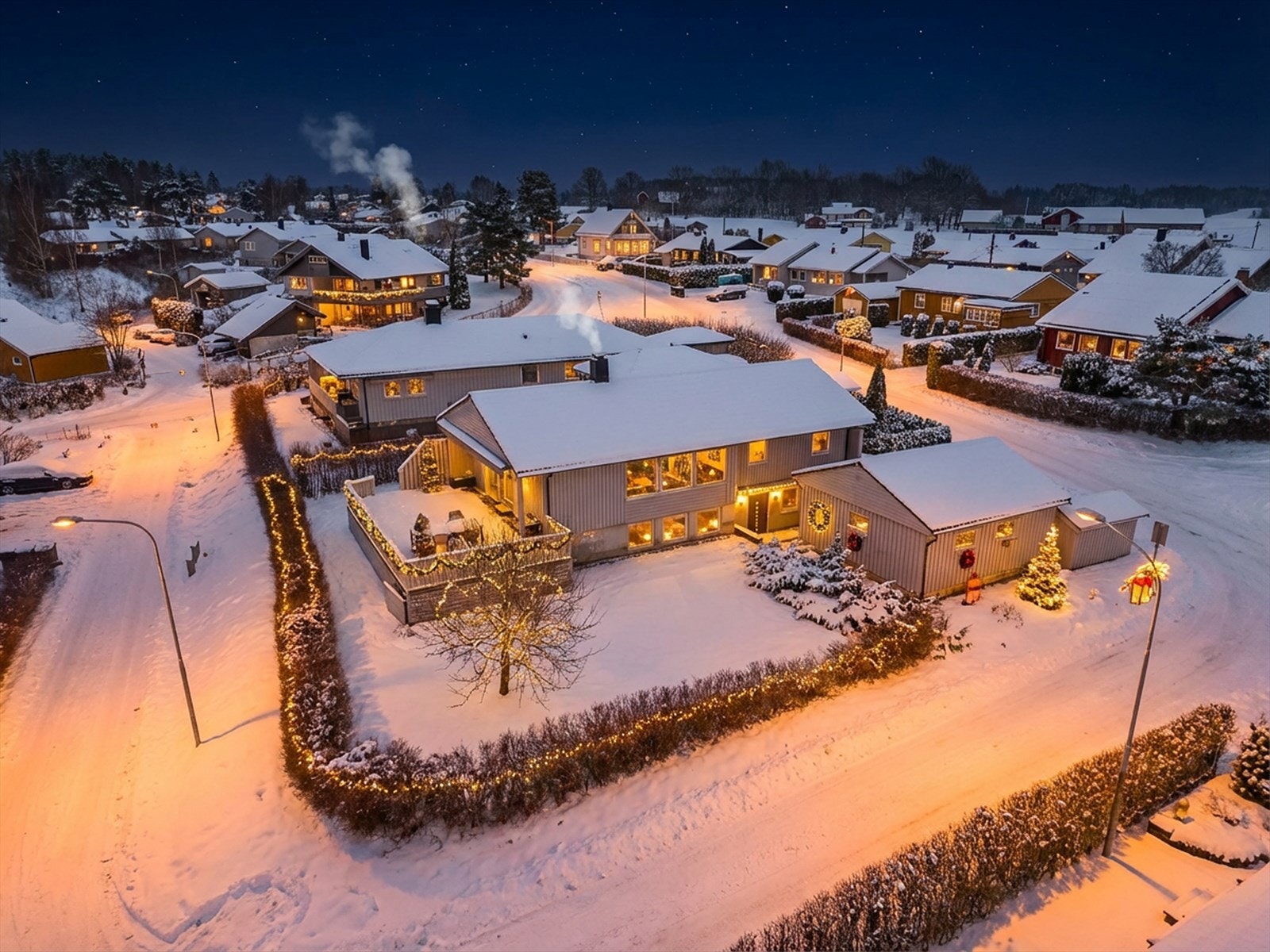Attentus har gleden av å presentere denne fine boligen i all sin juleprakt. Det gjøres oppmerksom på at bildet er KI generert, og avviker fra virkeligheten. Galleribilde