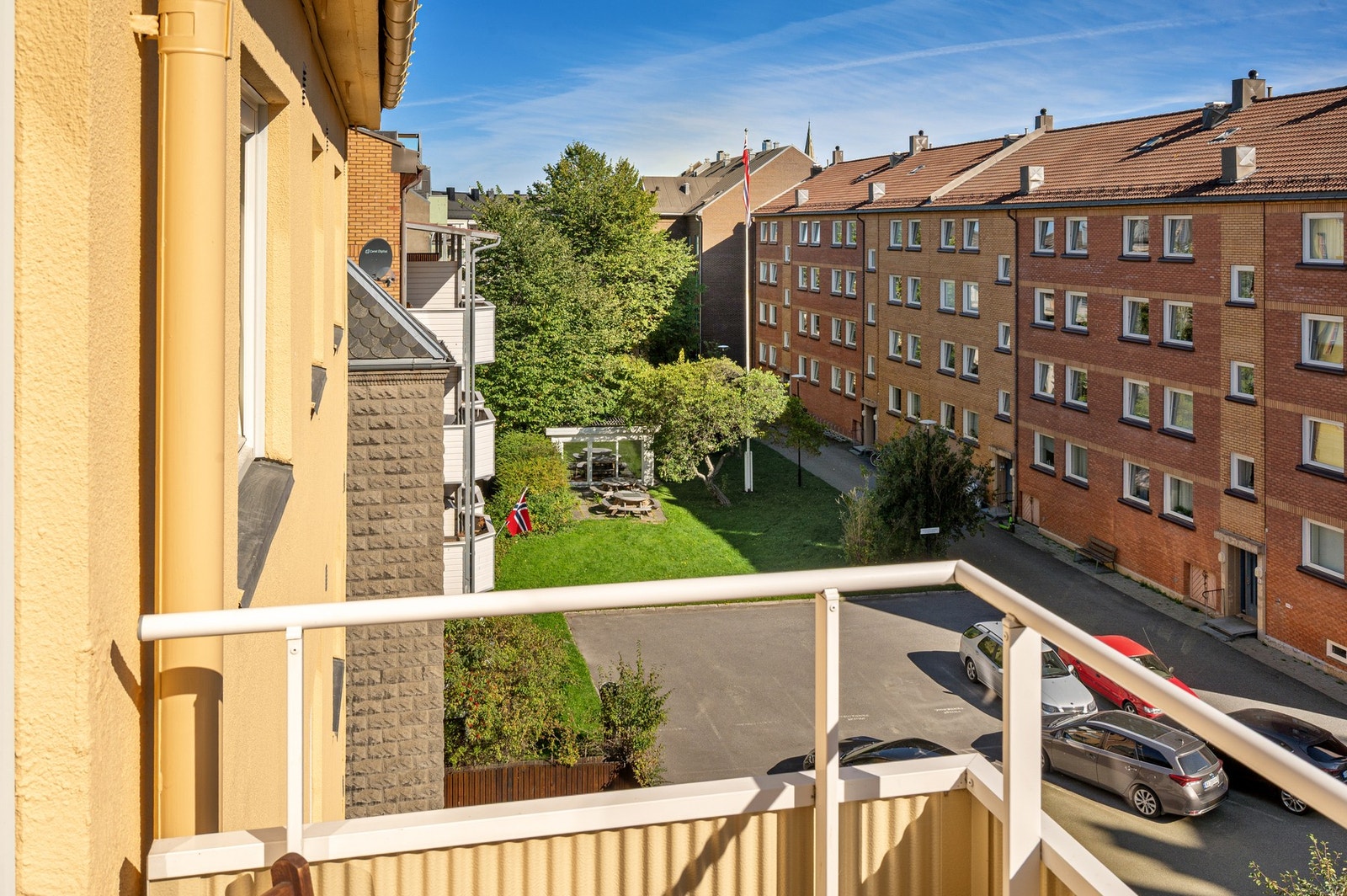 Fra boligen er det ca 5 min gange til Solsiden med et bredt utvalg av butikker, kafeer, restauranter, søndagsåpen dagligvarebutikk m.m. Galleribilde