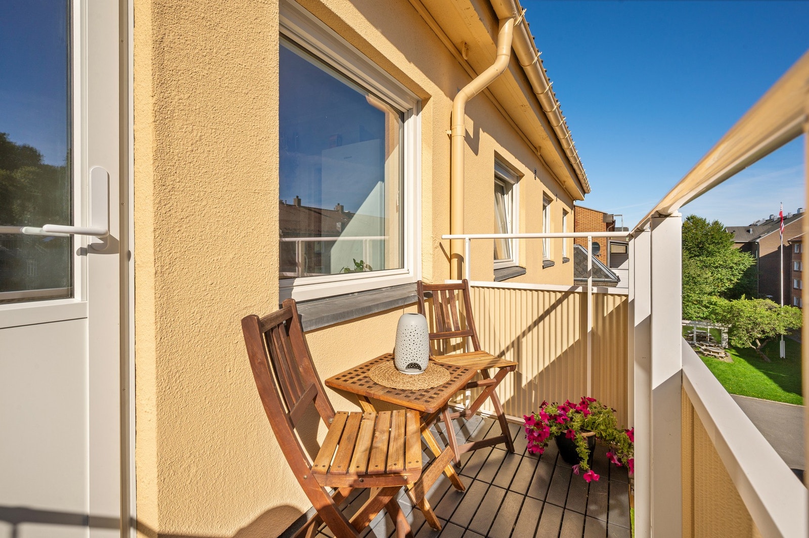 Leiligheten ligger i toppetasjen, noe som gir både godt lysinnslipp og behagelig skjermet beliggenhet. Galleribilde