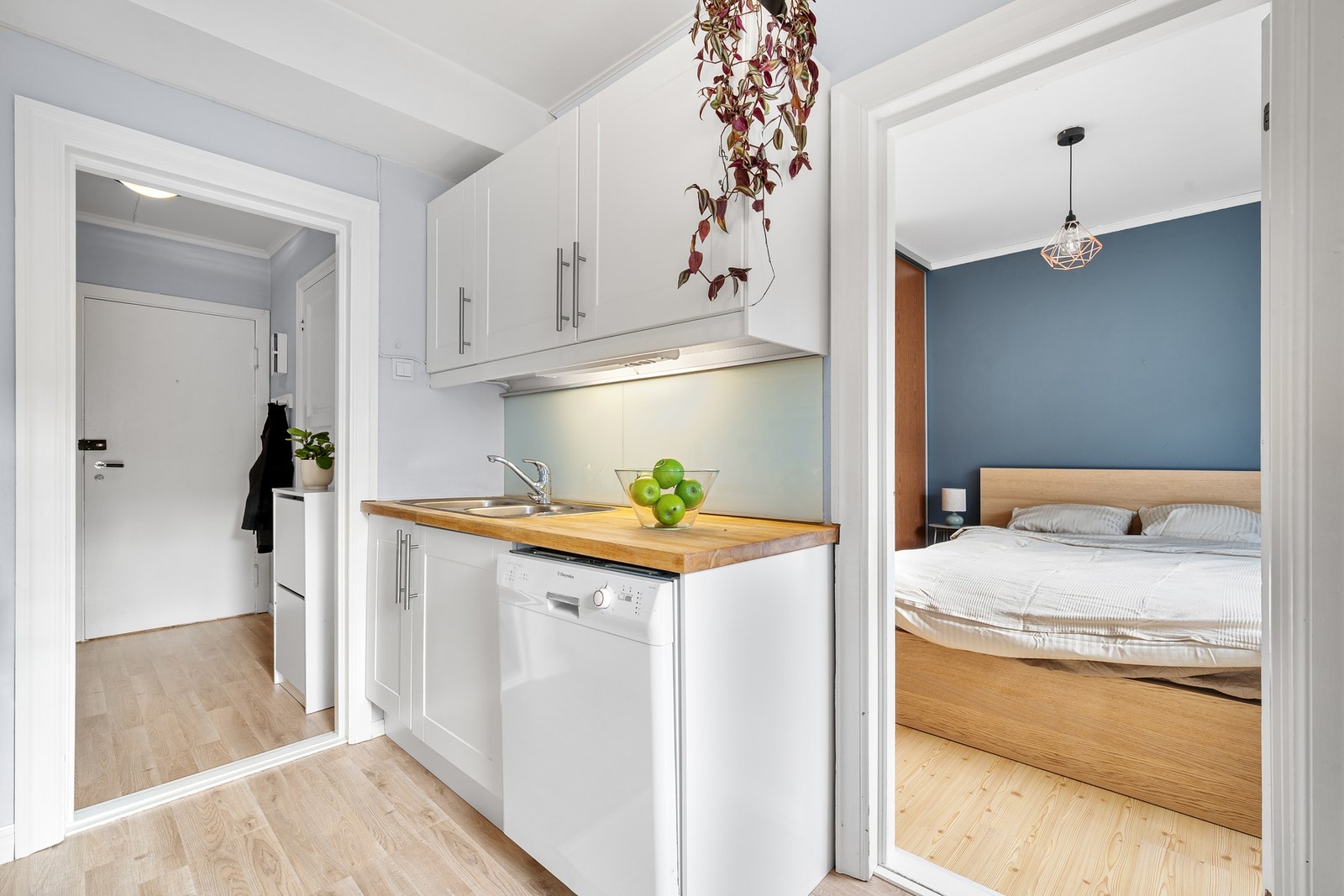 Soverommet ligger nær kjøkkenet, noe som gir en praktisk og gjennomtenkt forbindelse mellom rommene. Galleribilde