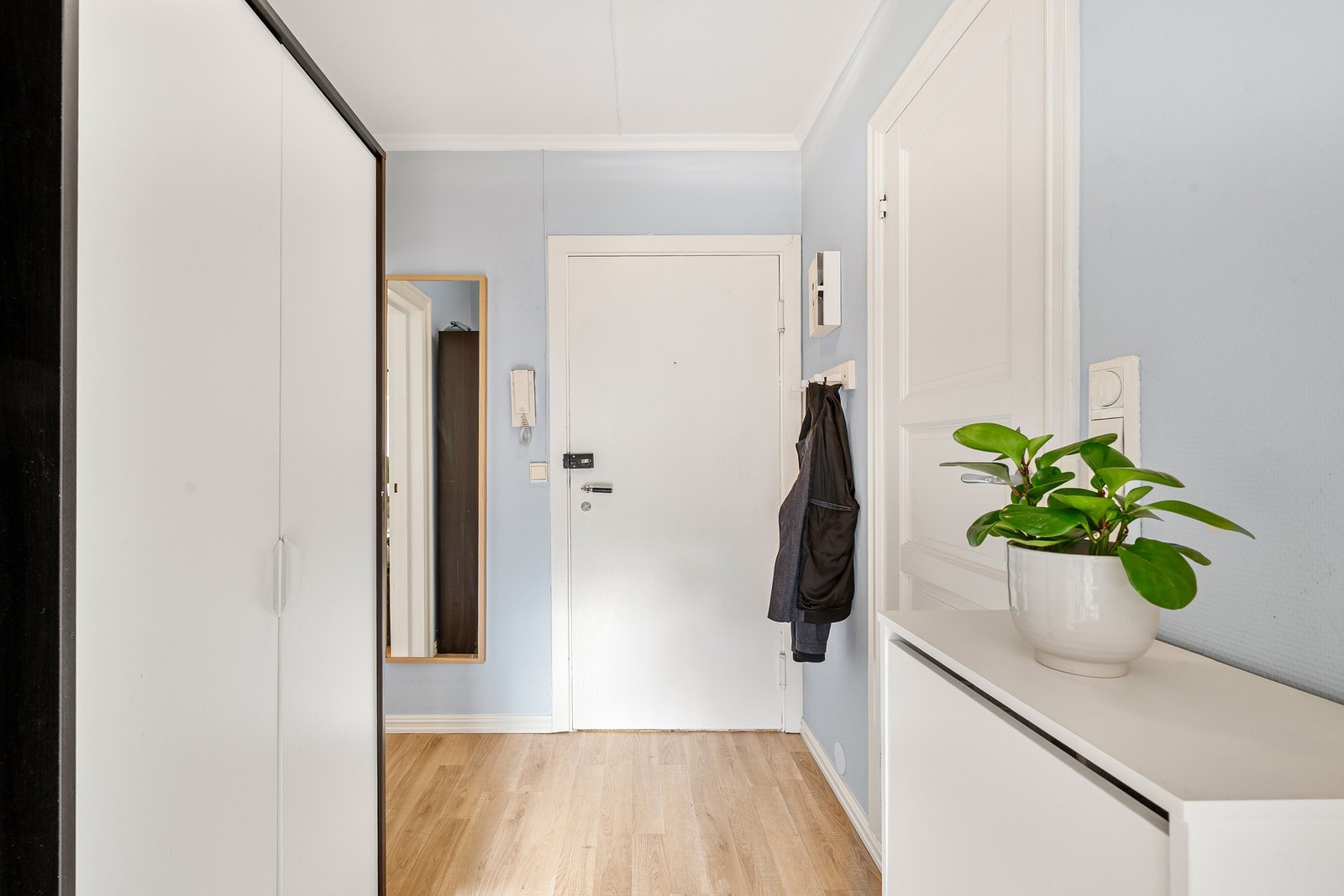 Leiligheten har gode lagringsmuligheter i tre store boder samt felles sykkelbod. Velkommen inn! Galleribilde