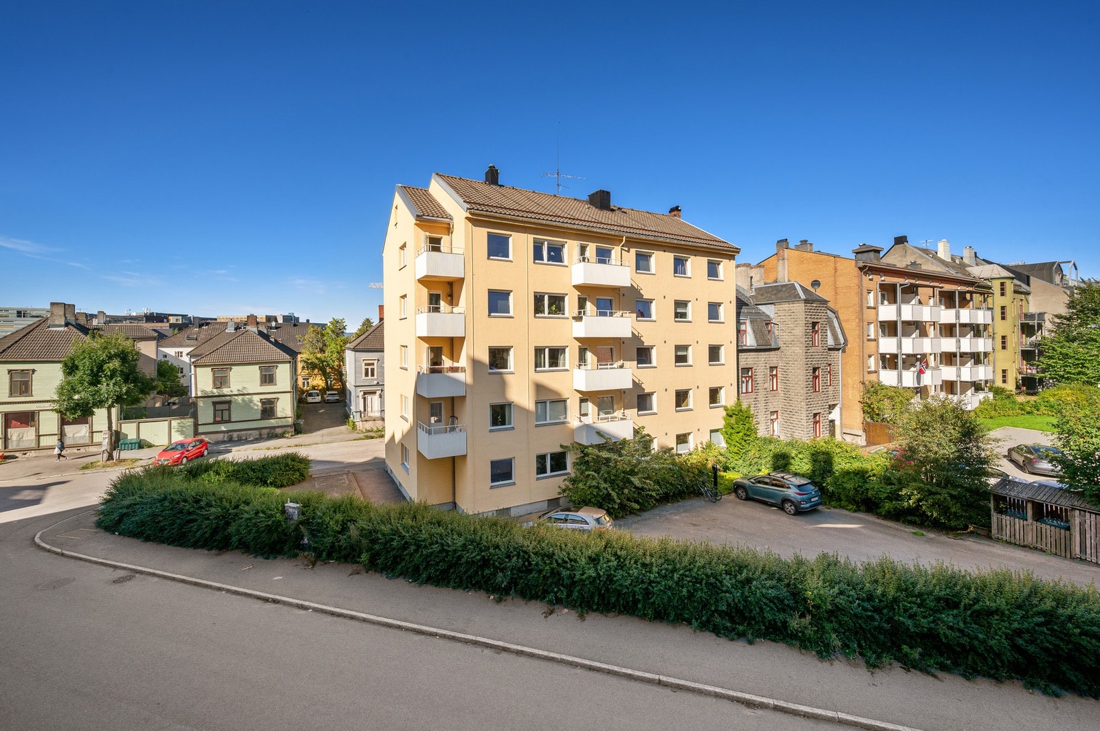 Aksjelaget disponerer totalt fire parkeringsplasser. Av disse er tre plasser tilgjengelige for fast leie. I tillegg finnes det to felles elbilladere, hvor brukerne betaler for strømforbruket basert på faktisk lading.Velkommen til en hyggelig visning! Galleribilde