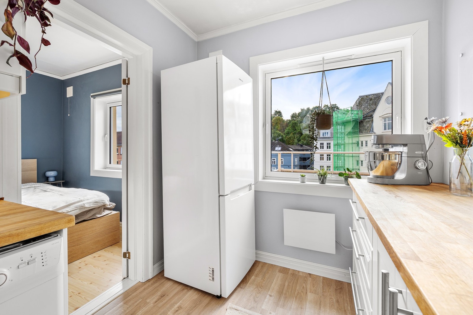 Leiligheten er en del av et veldrevet borettslag med attraktiv, sentral beliggenhet på Møllenberg. Hele borettslaget fikk nye vinduer i 2023, vurdert til TG0 av takstmann Galleribilde