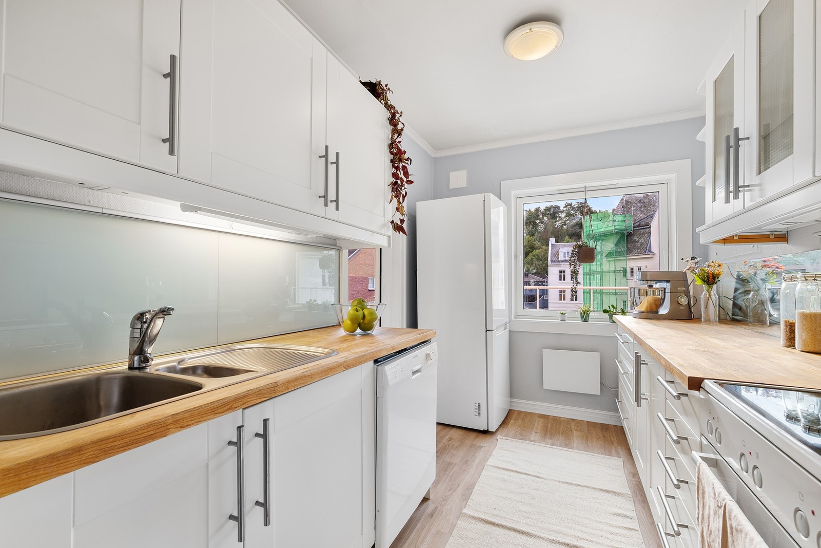 Kjøkkenet har svært god skap- og benkeplass, perfekt for både matlaging og praktisk oppbevaring. Galleribilde