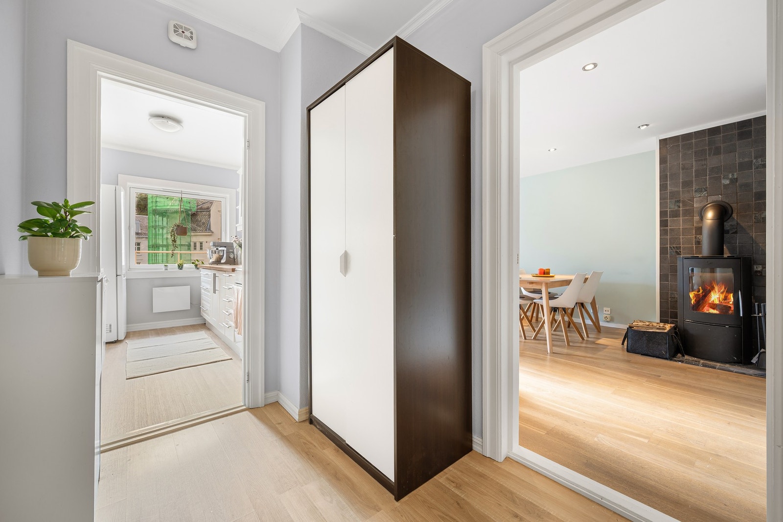 Naturlig skille mellom stue og kjøkken som gir flere soner i leiligheten. Galleribilde