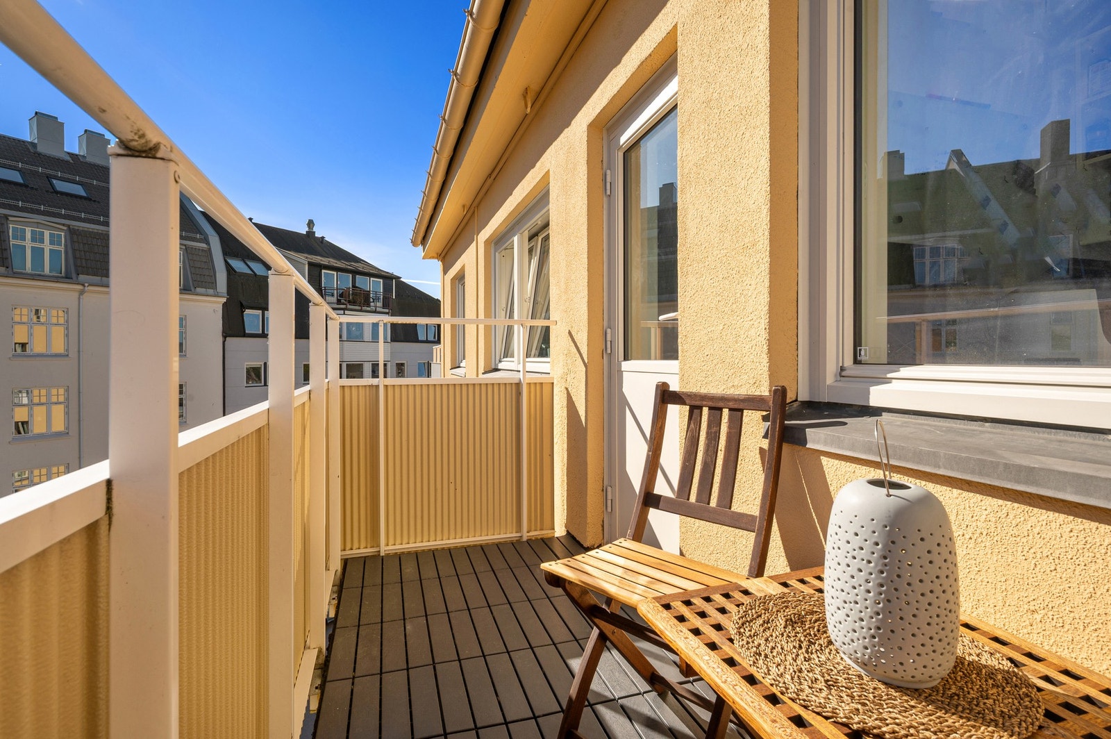 Solsiden er også kjent for sitt yrende folkeliv med en rekke flotte uteplasser. Videre er det ca 8 min gange til idylliske Bakklandet hvor det er søndagsåpen dagligvarebutikk, koselige kafeer og tursti rundt Nidelven. Galleribilde