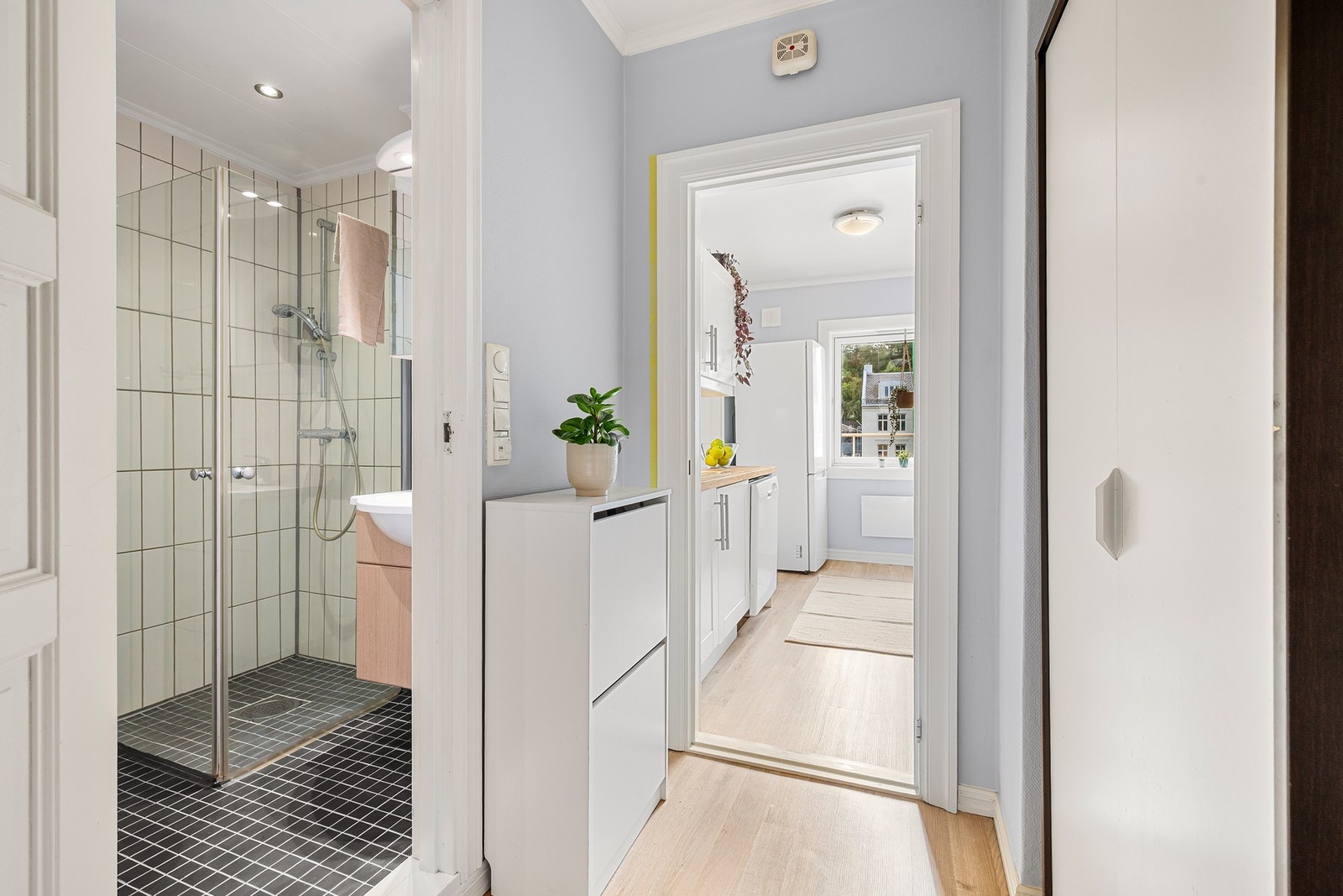 Innbydende entré med rikelig plass til oppbevaring av klær og sko, som ønsker deg velkommen hjem. Galleribilde