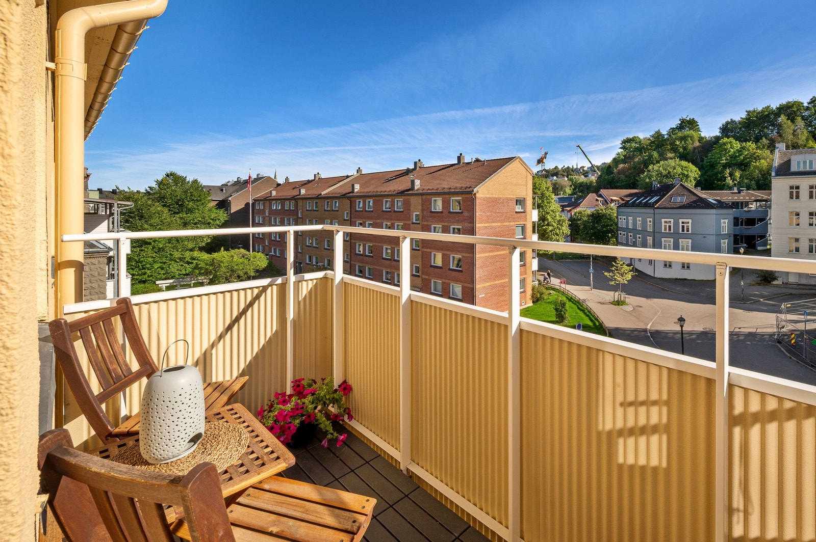 Herlig vestvendt balkong på 3 kvm med god utsikt og svært gode solforhold. Galleribilde