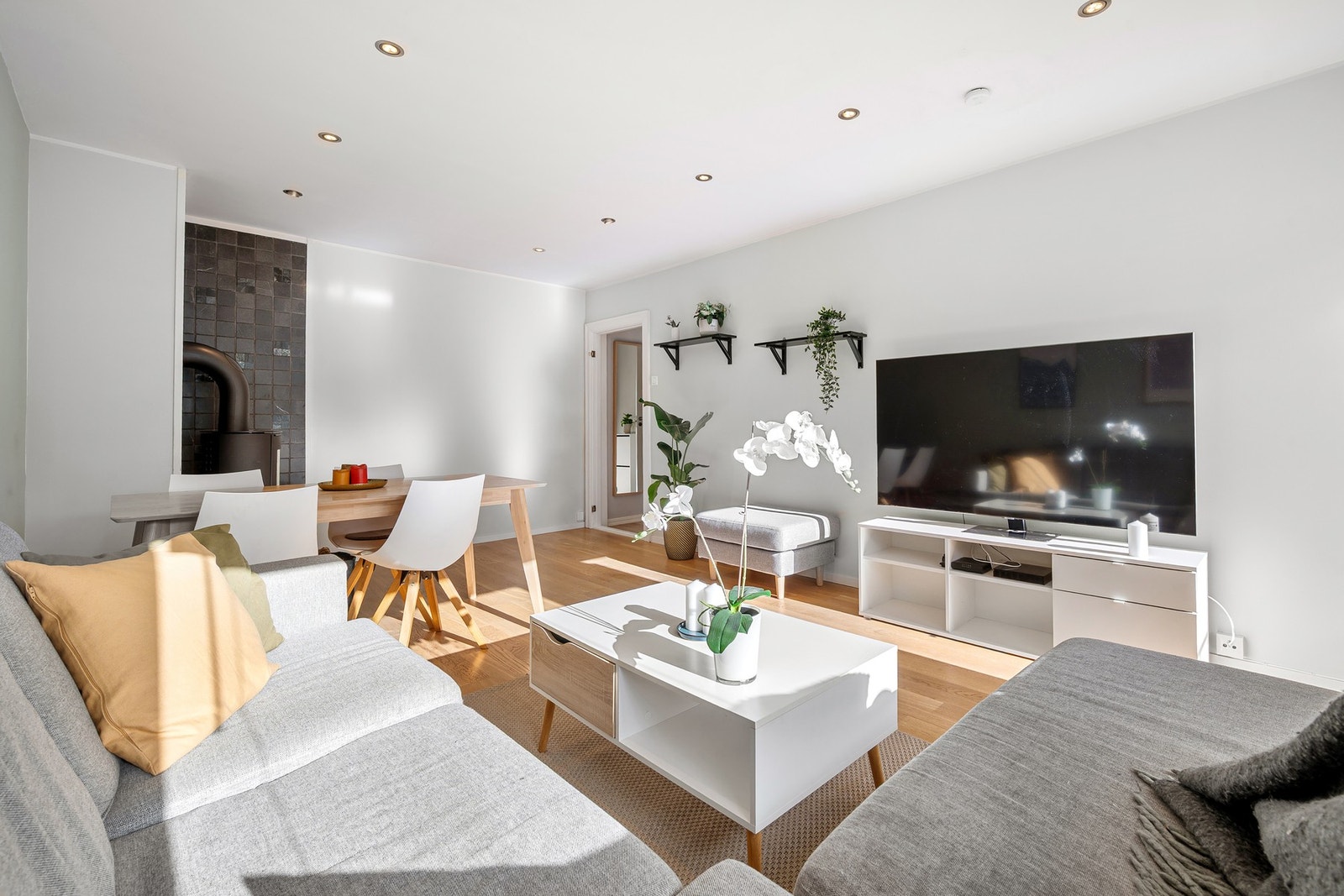 Med sine over 20 luftige kvadratmeter byr stuen på fleksible møbleringsmuligheter - perfekt for både stor sofagruppe og spiseplass. Galleribilde