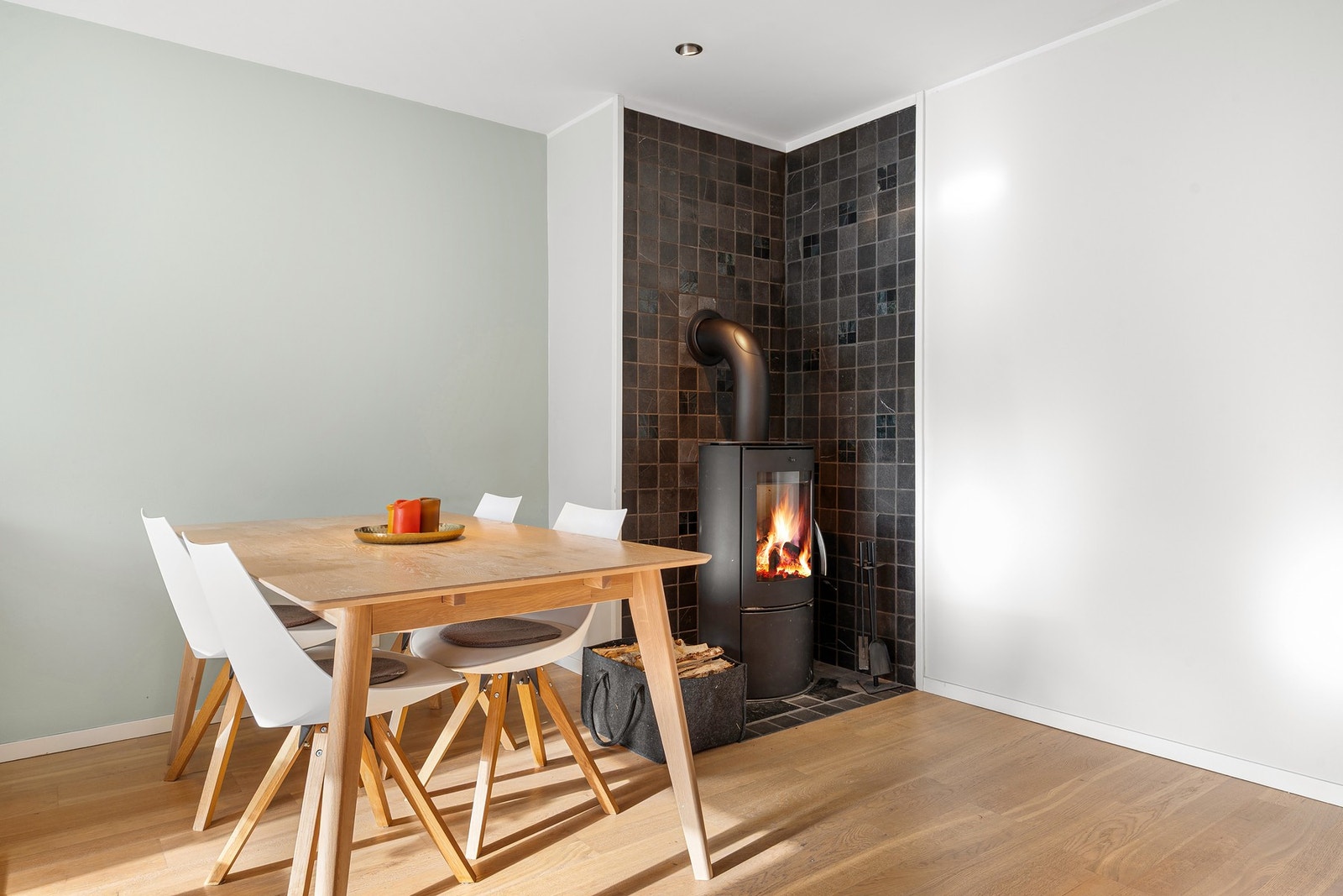 Peisovnen i stuen gir rommet en varm, lun og svært innbydende atmosfære. Galleribilde