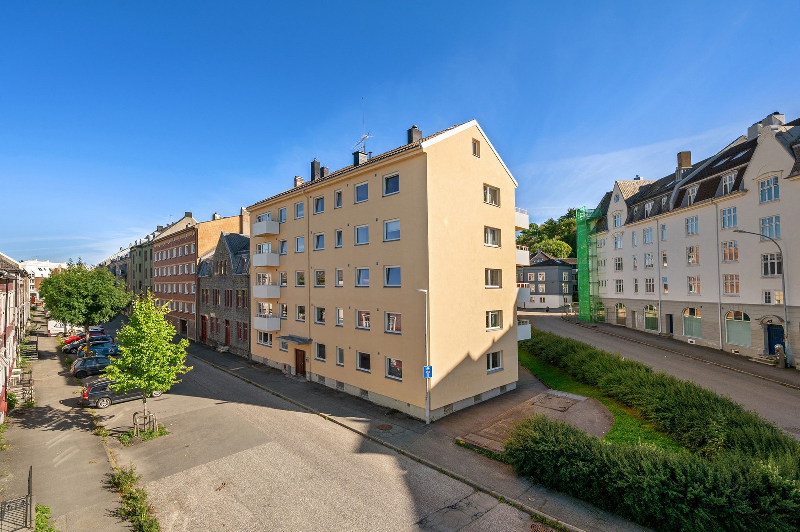 Bygården fremstår som godt vedlikeholdt. Galleribilde