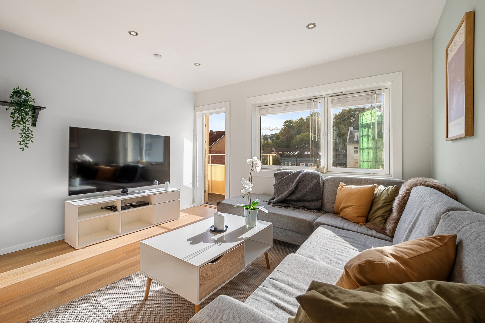 Leiligheten byr på 47 velutnyttede kvadratmeter og består av en romslig stue, lyst kjøkken, godt soverom, delikat baderom og en herlig balkong. Galleribilde