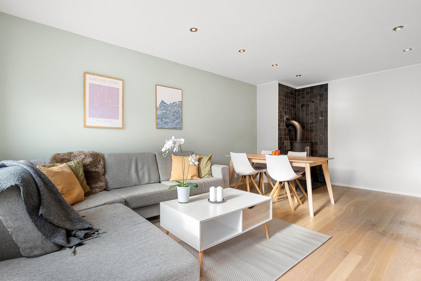 Moderne og tidsriktige fargevalg, kombinert med stilrene downlights i taket og flotte fliser ved peissonen, gir et gjennomført og elegant uttrykk. Galleribilde