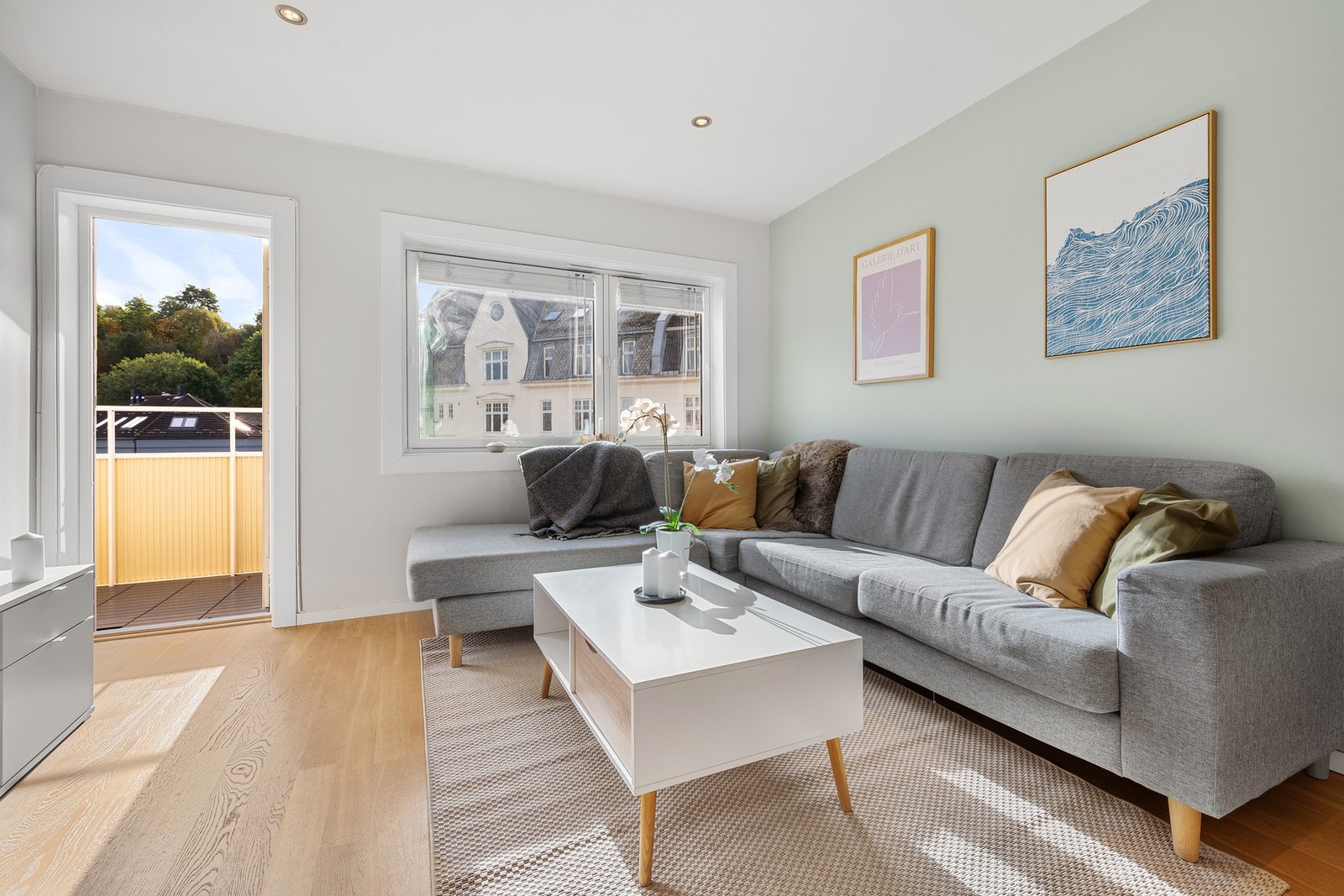 Stuen åpner seg mot en innbydende balkong som gir ekstra lys, luft og rom for hygge. Galleribilde