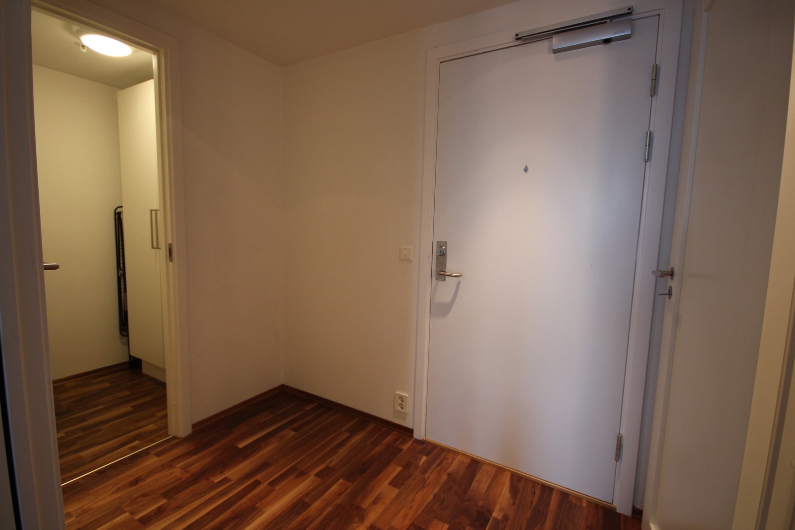 Entre med praktisk bod. Galleribilde