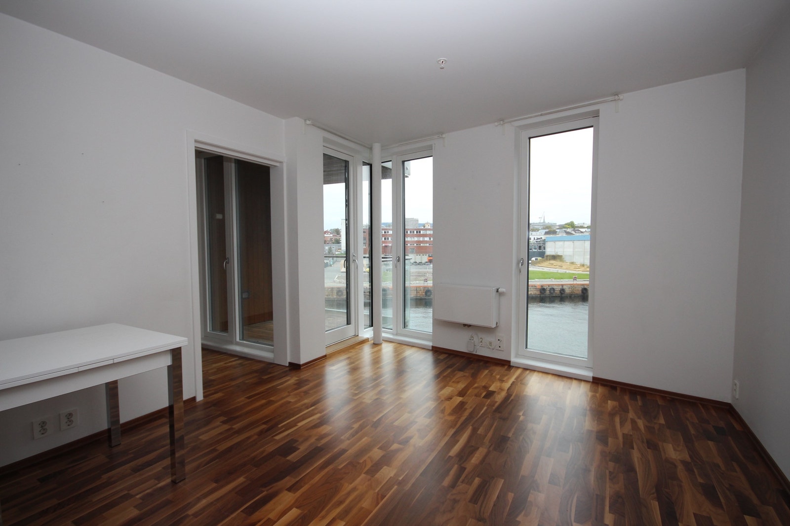 Fra stue er det pen utsikt over kanalen og i retning Holmenkollen. Galleribilde