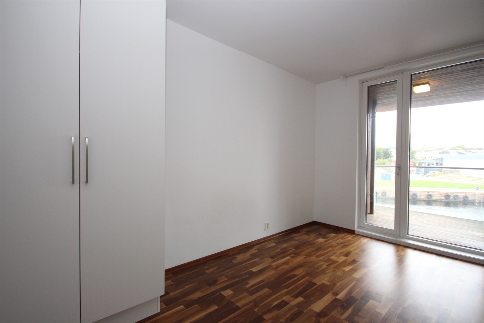 Soverom med plass til dobbeltseng og utgang til balkong. Galleribilde