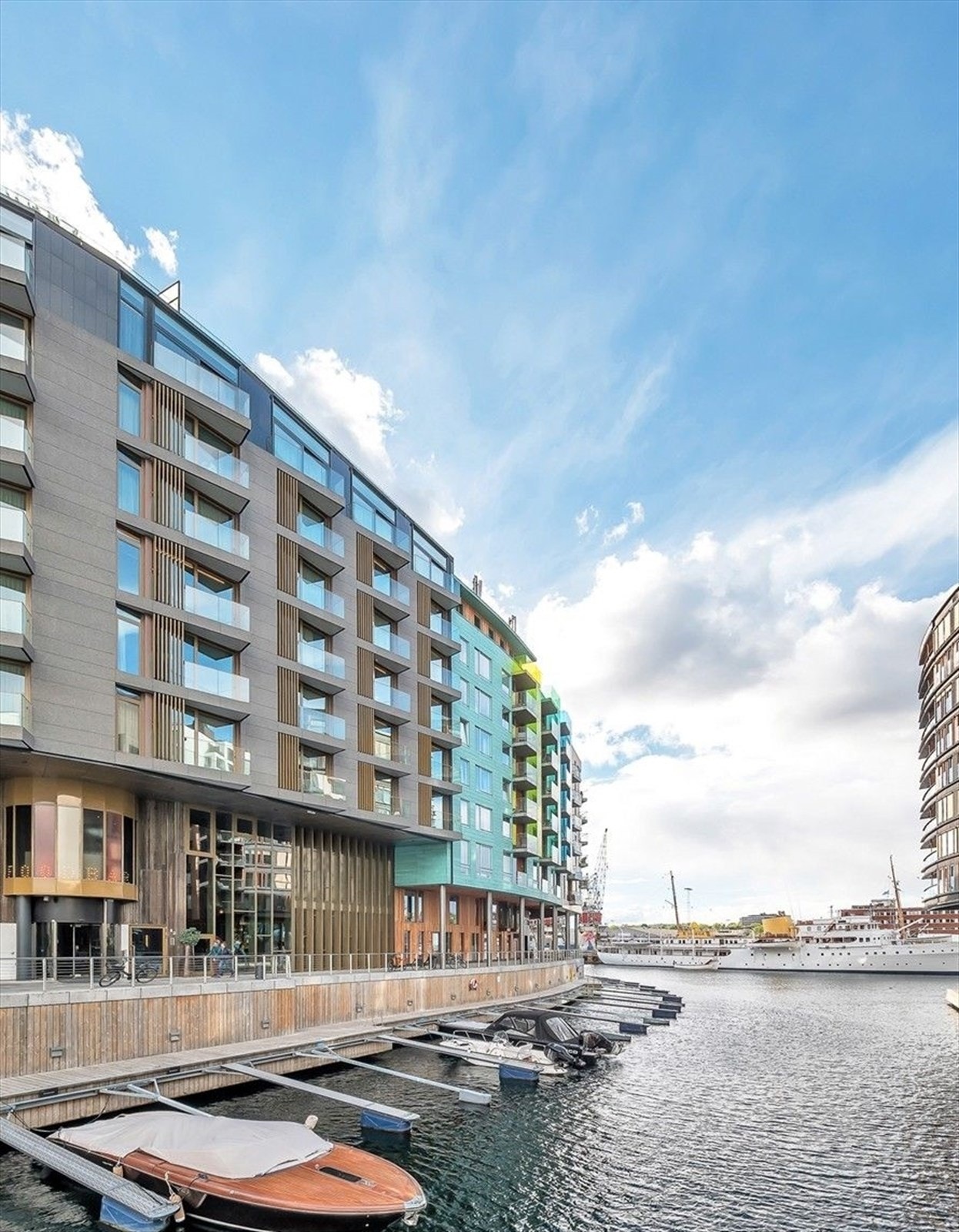 Leiligheten ligger rett i vannkanten og med kongeskipet Norge som nærmeste nabo. Galleribilde