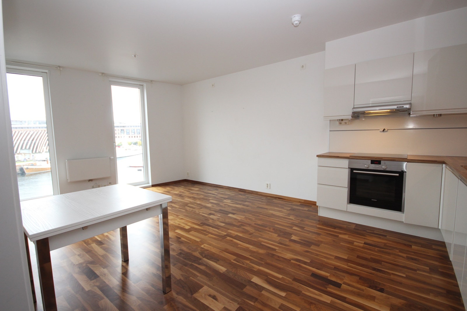 Pen stue med åpen kjøkkenløsning. Galleribilde