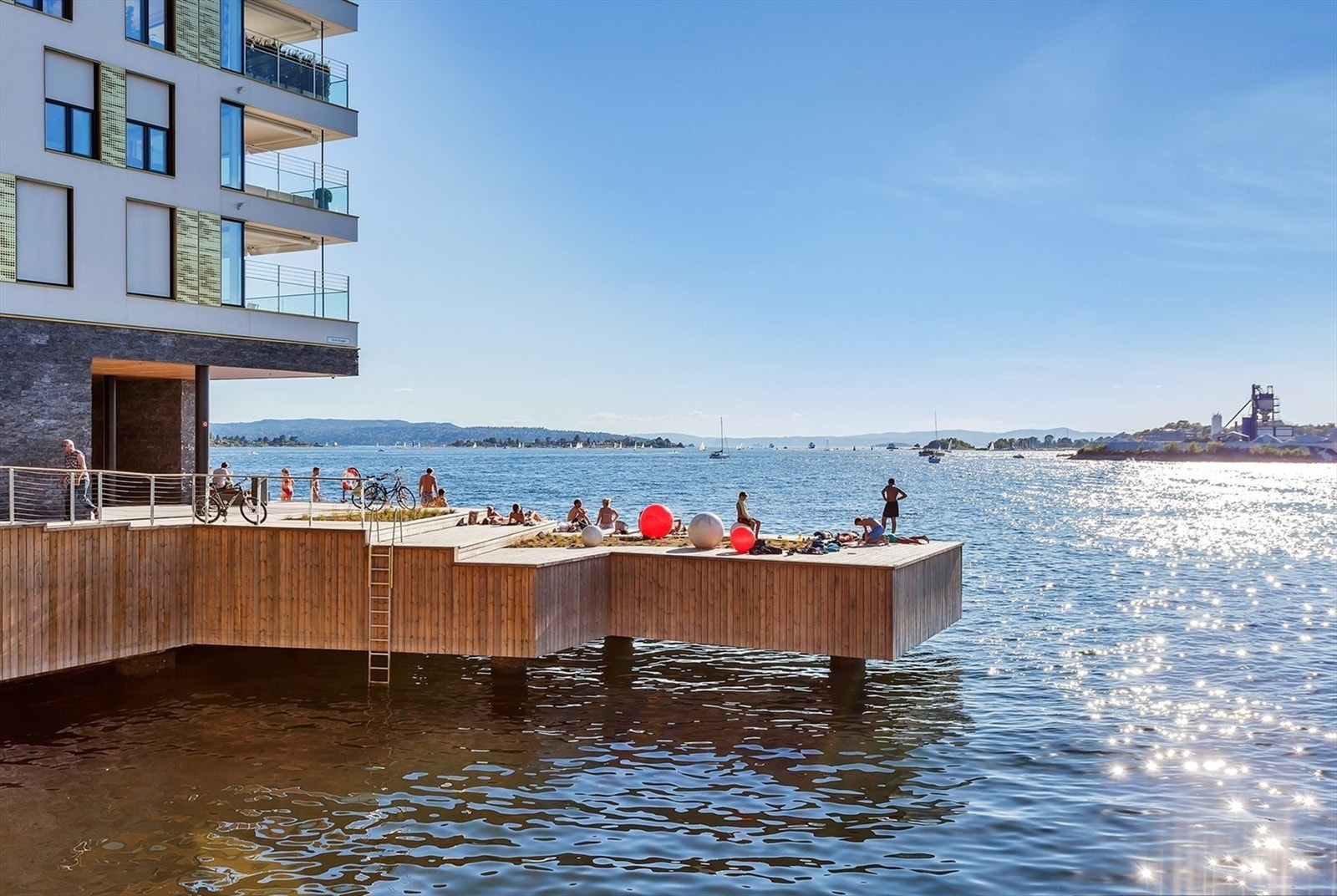 Nyt late sommerdager på badebryggene på Tjuvholmen. Galleribilde